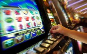 Pengguna surga55 menikmati mobile sportsbook dan live casino dengan mudah